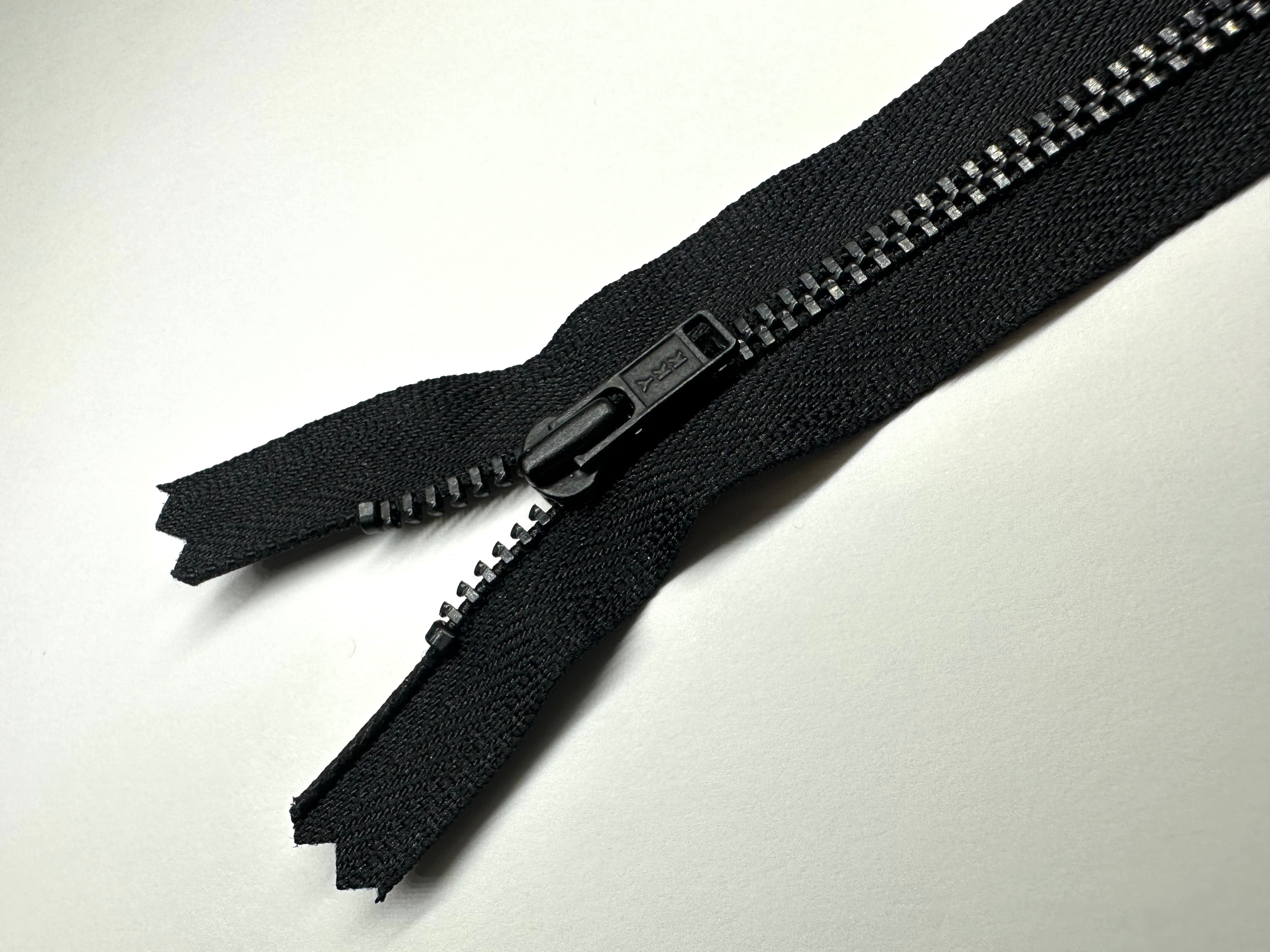 Y4BLK580DA_33648978-2c0d-49d6-