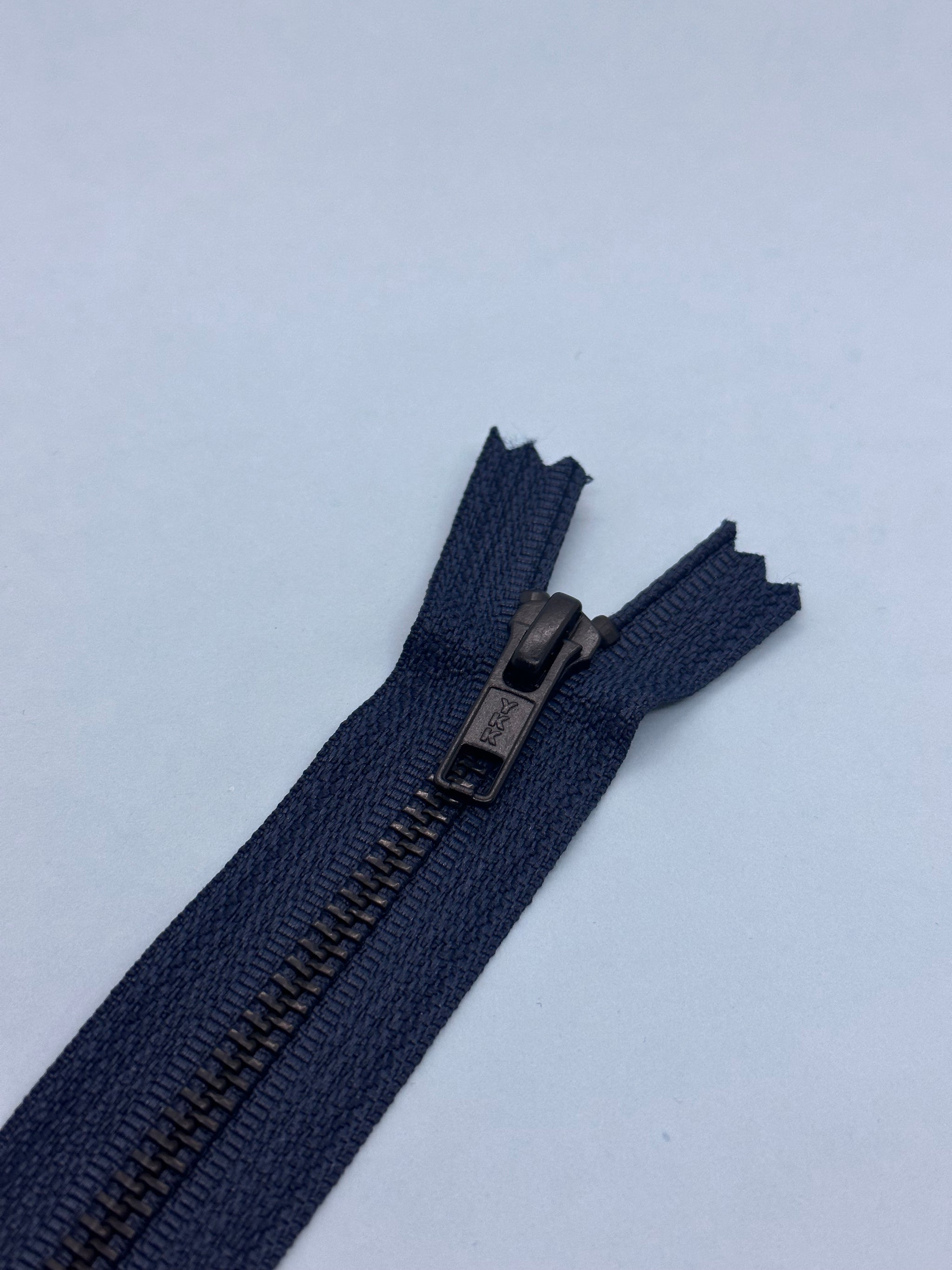 YKK® #5 Black-Oxide s/p Navy (560) DA Pull – S&J USA, Inc.