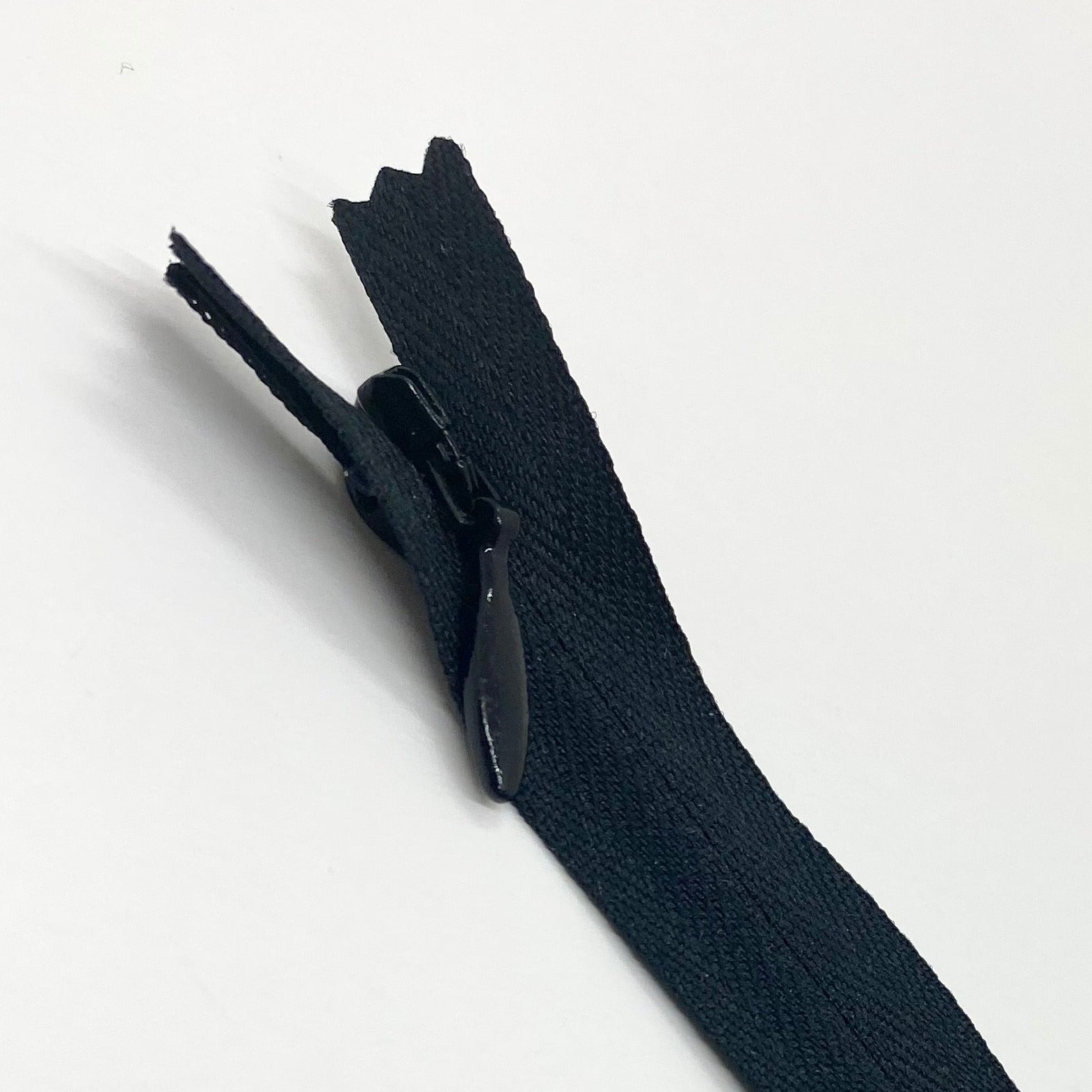 hideページ 2 Invisible / Concealed Nylon Closed-End Zipper