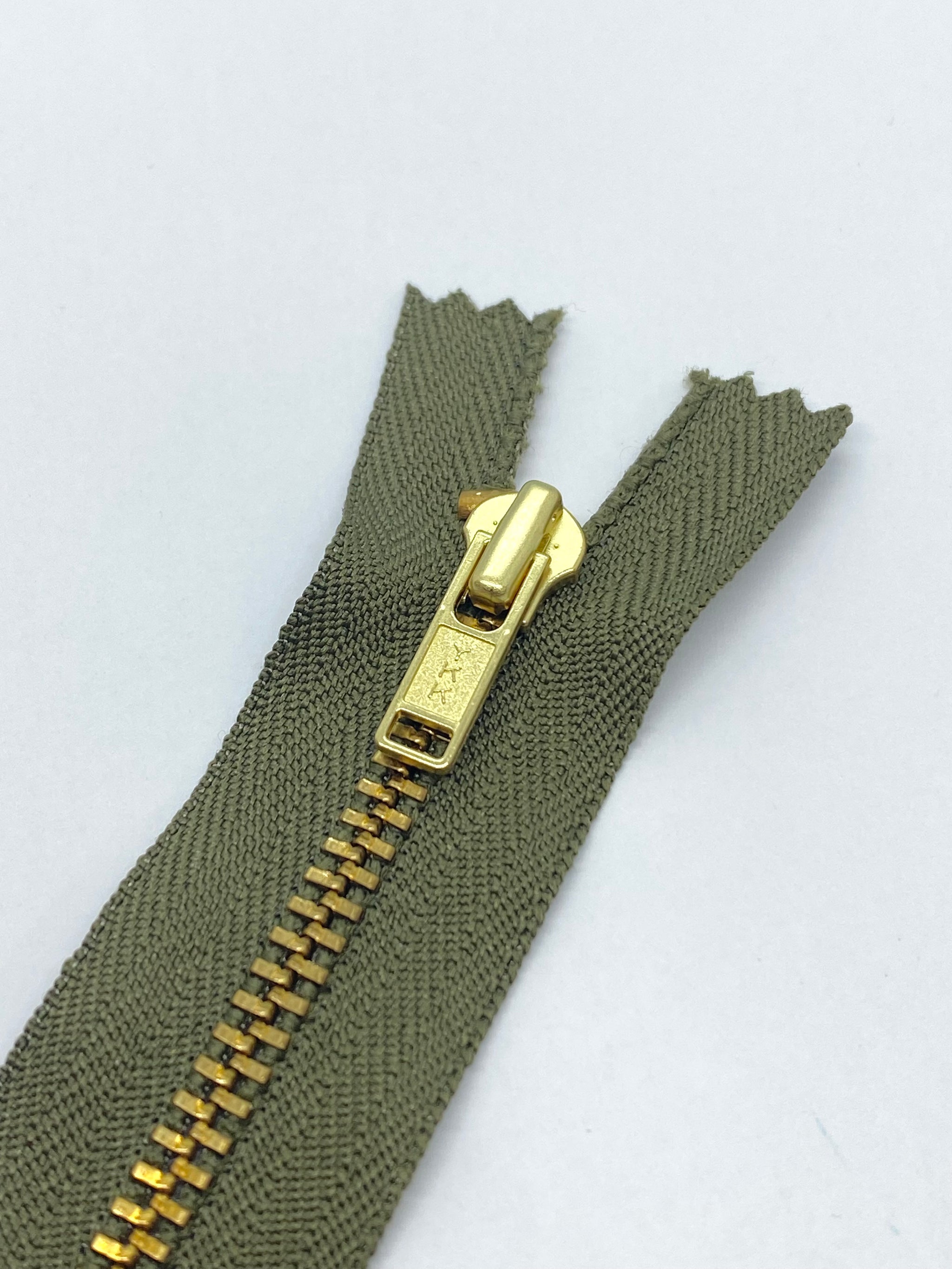 YKK® #4 Brass c/e #565 DA Slider – S&J USA, Inc.